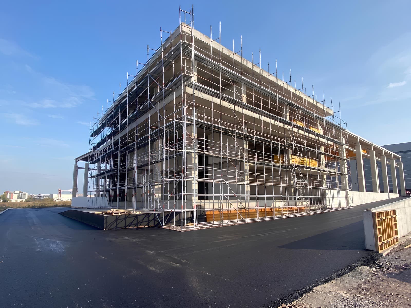Endüstriyel projede güvenli erişim için kurulan iskele